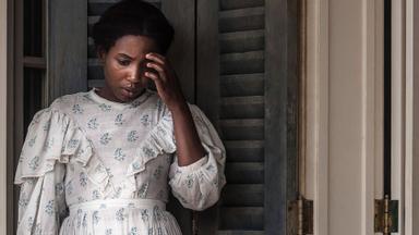 La canción de July 1x3