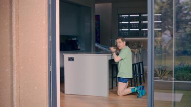 El hombre contra la abeja 1x3