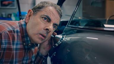 El hombre contra la abeja 1x8