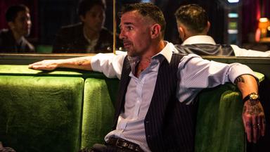 Giri/Haji: Deber/Deshonor 1x3