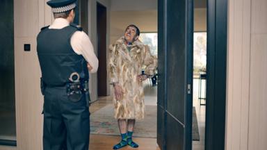 El hombre contra la abeja 1x4